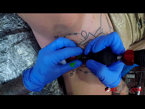 ❤️ tattooed ທີ່ສຸດ Hottie Sully Savage ໄດ້ຮັບ tattoo ສຸດ clitoris ຂອງນາງ ️ ໜັງໂປ້ ທີ່ lo.pornoincest.ru ﹏